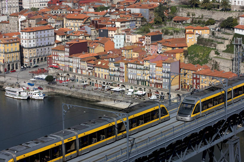 无人,家,码头,横图,俯视,航拍,室外,白天,旅游,度假,河流,美景,水,植物,城市风光,城市,港口,建筑,路,铁路,火车,葡萄牙,欧洲,阴影,波纹,光线,瓦片,影子,房屋,屋顶,屋子,河水,景观,水流,公寓,建筑群,轨道,交通,铁轨,涟漪,顶棚,瓦,娱乐,建设,洋房,楼房,波尔图,住宅,车,树,树木,绿色,倒影,水纹,阳光,自然,交通工具,波浪,享受,休闲,景色,放松,运输,建造,生长,成长,倒映,鸟瞰,南欧,载具,屋瓦,水晕,葡萄牙共和国,反照,彩图,高角度拍摄,房子,摆渡口,埠头,渡口,渡头,港湾,海港,货运码头,口岸,商港