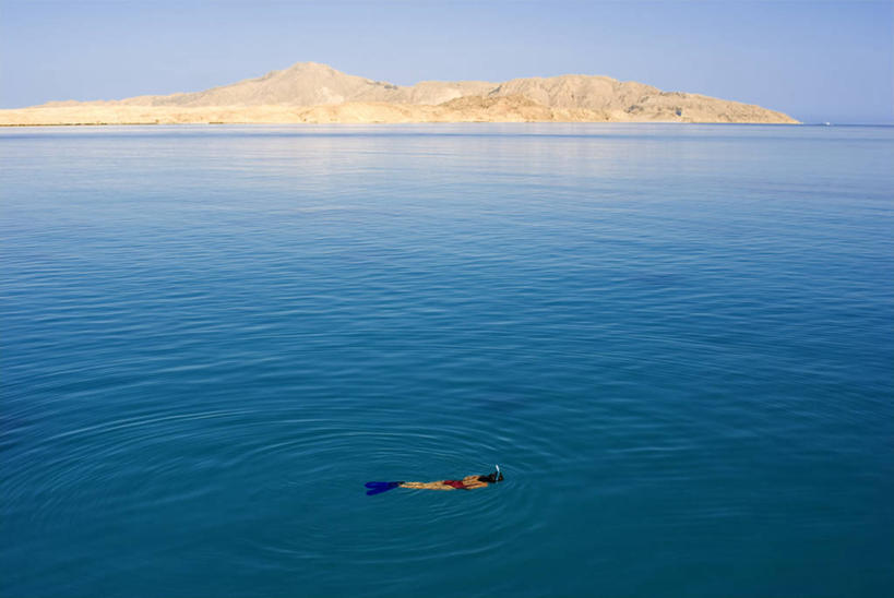 游泳,西方人,一个人,横图,俯视,室外,白天,泳装,比基尼,锻炼,旅游,度假,运动,岛屿,海浪,海洋,石头,美景,城市,欧洲,非洲,埃及,欧洲人,仅一个年轻女性,仅一个女性,仅一个人,阴影,光线,潜水镜,石子,影子,泳镜,岛,景观,浪花,娱乐,蓝色,蓝天,天空,阳光,自然,海水,天,享受,休闲,蛙鞋,景色,放松,潜水,晴朗,脚蹼,呼吸管,自然风光,潜水装备,海景,万里无云,阿拉伯埃及共和国,金字塔之国,棉花之国,面镜,浮潜,潜水运动,阿非利加洲,南西奈,南西奈省,沙姆沙伊赫,沙尔姆谢赫,西奈半岛,体育,年轻女性,女人,女性,白种人,大海,风浪,海,海水的波动,近岸浪,列岛,群岛,石块,岩石,涌浪,诸岛,晴空,晴空万里,彩图,高角度拍摄,全身,三点式,泳衣,健身