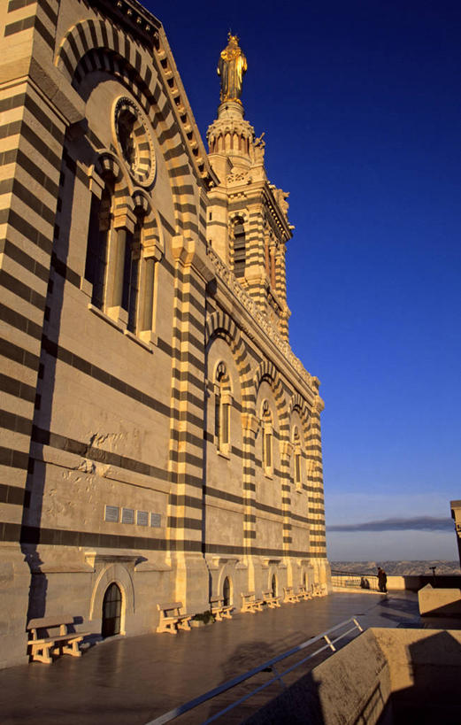 无人,教堂,竖图,室外,白天,仰视,旅游,度假,马赛,海浪,海洋,名胜古迹,标志建筑,地标,建筑,雕塑,法国,欧洲,阴影,节日,遗迹,艺术,装饰,光线,雕刻,雕像,影子,浪花,古迹,文化,文物,娱乐,建设,古建筑,蓝色,蓝天,天空,阳光,海水,工艺品,天,祈祷,享受,休闲,健康,旅游胜地,放松,许愿,宗教,信仰,晴朗,纪念,祈求,美术,基督教,西欧,普罗旺斯,天主教,法兰西,主题,陈列,海景,信念,古文明,万里无云,法兰西共和国,首府,功能,美学,法兰西第五共和国,普罗旺斯省,普罗旺斯.阿尔卑斯.蓝色海岸,普罗旺斯.阿尔卑斯.蓝色海岸大区,平安,大海,风浪,海,海水的波动,近岸浪,涌浪,晴空,晴空万里,彩图,低角度拍摄,大教堂,礼拜堂,圣母加德大教堂