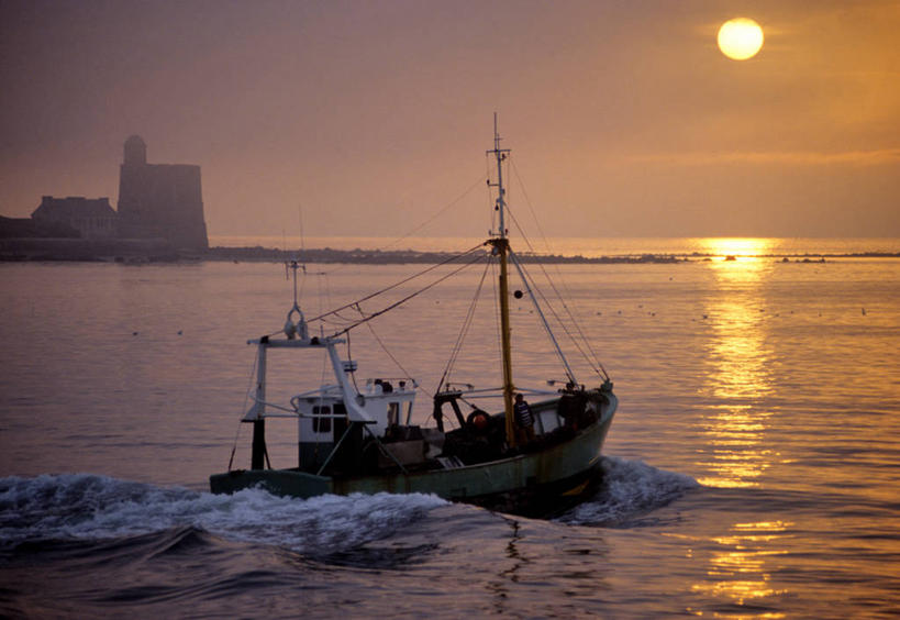 帆船,无人,横图,室外,白天,正面,旅游,度假,海浪,海洋,美景,日落,船,法国,欧洲,一艘,阴影,波纹,飞溅,溅,光线,液体,影子,景观,浪花,水滴,水平线,晚霞,霞光,落日,辽阔,海平线,背光,娱乐,水珠,水纹,阳光,自然,海水,黄昏,船尾波,交通工具,波浪,享受,休闲,广阔,景色,彩霞,放松,一望无际,西欧,喷洒,法兰西,自然风光,载具,逆光,海景,法兰西共和国,法兰西第五共和国,无边无际,一马平川,夕照,薄暮,下诺曼底,下诺曼底大区,芒什省,大海,风浪,海,海水的波动,近岸浪,涌浪,夕阳,彩图,傍晚,水天相接,水天一线,斜阳,科唐坦半岛