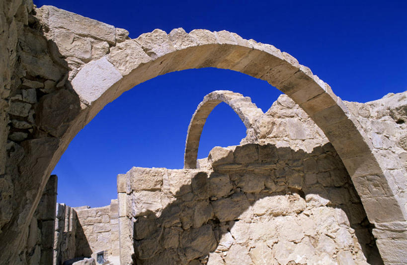 无人,横图,室外,白天,仰视,旅游,度假,石头,名胜古迹,门,标志建筑,地标,建筑,以色列,亚洲,阴影,遗迹,光线,石子,影子,墙,拱门,古迹,文物,娱乐,建设,古建筑,废墟,墙壁,墙面,蓝色,蓝天,天空,阳光,门框,天,享受,休闲,旅游胜地,放松,晴朗,西亚,古文明,万里无云,以色列国,内盖夫,石块,岩石,晴空,晴空万里,彩图,低角度拍摄