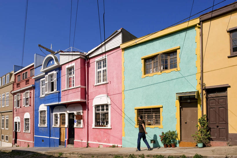 西方人,一个人,家,走,横图,室外,白天,仰视,度假,美景,植物,窗户,城市风光,城市,欧洲,智利,欧洲人,仅一个男性,仅一个人,阴影,服装,光线,盆栽,影子,房屋,墙,屋子,景观,公寓,盆景,休闲装,娱乐,洋房,楼房,玻璃窗,墙壁,墙面,住宅,仅一个年轻男性,衣服,蓝色,绿色,蓝天,天空,阳光,自然,天,享受,休闲,休闲服,景色,南美,放松,服饰,生长,晴朗,成长,南美洲,拉丁美洲,美洲,万里无云,首府,亚美利加洲,南亚美利加洲,智利共和国,瓦尔帕莱索,瓦尔帕莱索大区,男人,男性,年轻男性,白种人,晴空,晴空万里,步行,散步,走路,彩图,低角度拍摄,全身,房子