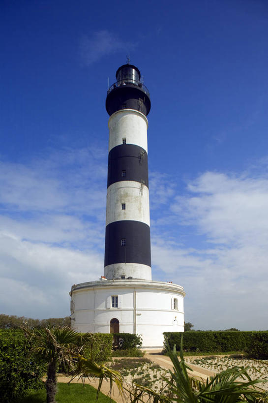 无人,竖图,室外,白天,正面,旅游,度假,草地,草坪,植物,标志建筑,道路,地标,建筑,法国,欧洲,阴影,光线,信息,影子,云,云朵,灯塔,交通,云彩,方向,娱乐,建设,草,树,树木,蓝色,绿色,白云,蓝天,天空,阳光,自然,天,享受,休闲,旅游胜地,放松,生长,晴朗,成长,引导,指引,西欧,法兰西,法兰西共和国,法兰西第五共和国,航标,普瓦图.夏朗德,普瓦图.夏朗德大区,滨海夏朗德省,晴空,彩图,奥莱龙岛,欧雷翁岛,导航