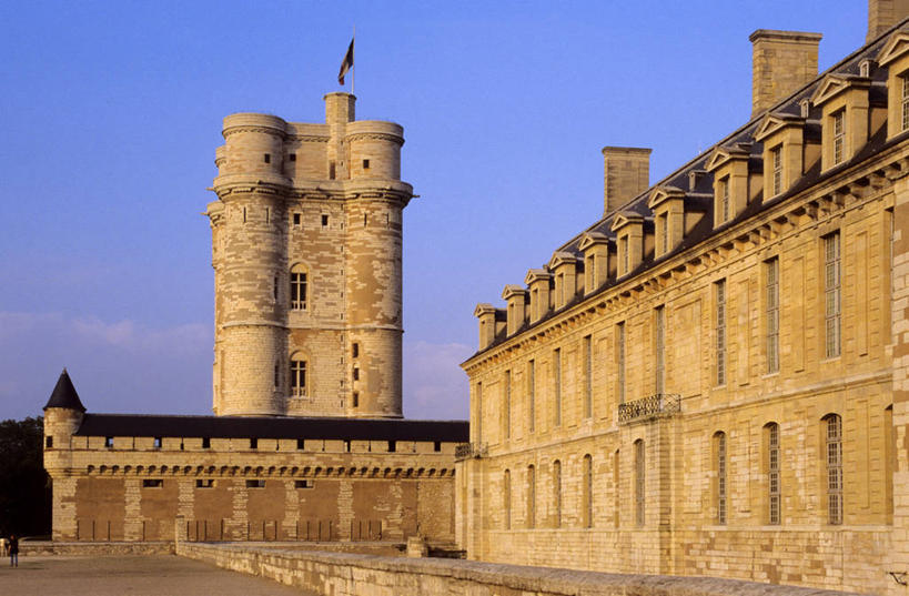 无人,家,横图,室外,白天,仰视,旅游,度假,名胜古迹,日落,标志建筑,地标,建筑,法国,欧洲,遗迹,堡垒,城堡,房屋,墙,屋子,晚霞,霞光,云,云朵,落日,云彩,古迹,文物,娱乐,建设,古建筑,楼房,墙壁,墙面,住宅,蓝色,白云,蓝天,天空,黄昏,天,享受,休闲,旅游胜地,彩霞,放松,西欧,要塞,法兰西,古文明,法兰西共和国,法兰西第五共和国,法兰西岛,夕照,薄暮,法兰西岛大区,设防,马恩河谷省,瓦勒德马恩省,夕阳,彩图,低角度拍摄,傍晚,房子,文森,文森市,斜阳,文森城堡