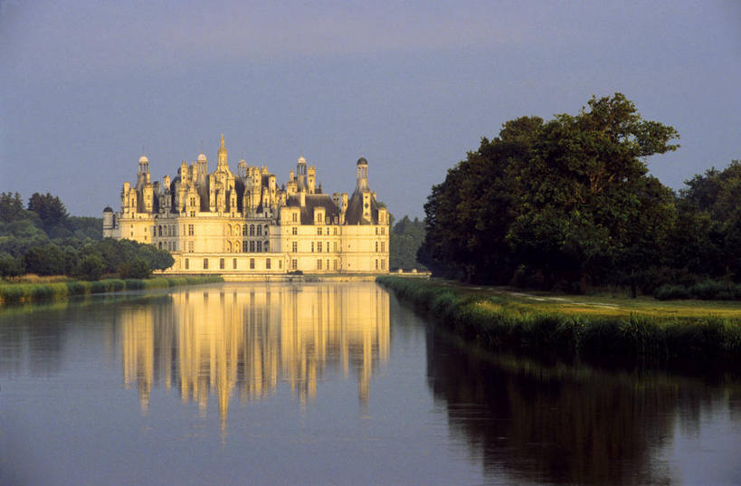 无人,家,横图,室外,白天,正面,旅游,度假,草地,草坪,河流,名胜古迹,水,植物,标志建筑,地标,建筑,法国,欧洲,阴影,波纹,遗迹,光线,影子,堡垒,城堡,房屋,屋子,河水,水流,云,云朵,公寓,涟漪,云彩,古迹,文物,娱乐,建设,古建筑,洋房,楼房,住宅,草,树,树木,蓝色,绿色,白云,倒影,蓝天,水纹,天空,阳光,自然,波浪,天,享受,休闲,旅游胜地,放松,生长,晴朗,成长,倒映,西欧,要塞,法兰西,古文明,法兰西共和国,水晕,法兰西第五共和国,反照,设防,卢瓦尔.谢尔省,中央大区,香博堡,晴空,彩图,房子,香波尔城堡