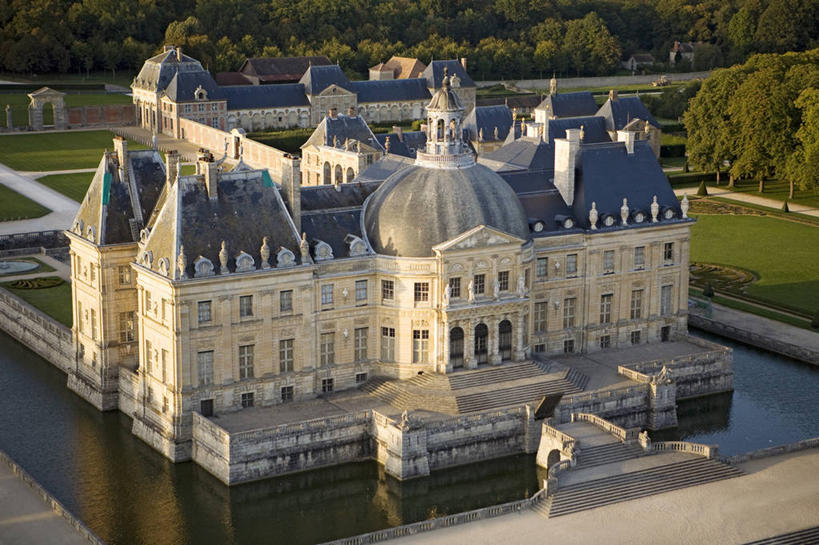 无人,家,横图,俯视,航拍,室外,白天,旅游,度假,草地,草坪,河流,名胜古迹,水,植物,标志建筑,地标,建筑,法国,欧洲,阴影,遗迹,光线,影子,堡垒,城堡,房屋,屋子,河水,水流,公寓,古迹,文物,娱乐,建设,古建筑,洋房,楼房,住宅,草,树,树木,绿色,倒影,阳光,自然,享受,休闲,旅游胜地,放松,生长,成长,倒映,西欧,要塞,鸟瞰,法兰西,古文明,法兰西共和国,省会,法兰西第五共和国,法兰西岛,反照,法兰西岛大区,设防,塞纳.马恩省,彩图,高角度拍摄,房子,默伦,子爵城堡