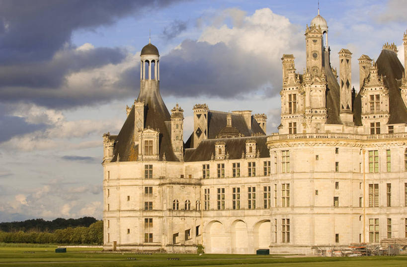 无人,家,横图,室外,白天,正面,旅游,度假,草地,草坪,名胜古迹,植物,标志建筑,地标,建筑,法国,欧洲,阴影,遗迹,光线,影子,堡垒,城堡,房屋,屋子,云,云朵,公寓,云彩,古迹,文物,娱乐,建设,古建筑,洋房,楼房,住宅,草,树,树木,蓝色,绿色,白云,蓝天,天空,阳光,自然,天,享受,休闲,旅游胜地,放松,生长,晴朗,成长,西欧,要塞,法兰西,古文明,法兰西共和国,法兰西第五共和国,设防,卢瓦尔.谢尔省,中央大区,香博堡,晴空,彩图,房子,香波尔城堡