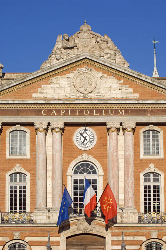 无人,家,竖图,室外,白天,仰视,旅游,度假,窗户,标志建筑,地标,建筑,旗帜,法国,欧洲,阴影,光线,影子,房屋,墙,屋子,公寓,娱乐,旗子,建设,洋房,楼房,玻璃窗,墙壁,墙面,住宅,蓝色,蓝天,天空,阳光,天,享受,休闲,旅游胜地,放松,晴朗,西欧,法兰西,万里无云,法兰西共和国,首府,省会,法兰西第五共和国,旌旗,旗号,南部.比利牛斯,图卢兹,南部.比利牛斯大区,上加龙,上加龙省,晴空,晴空万里,彩图,低角度拍摄,房子,图卢兹市政厅