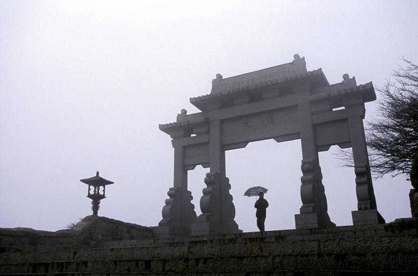 东方人,一个人,站,横图,室外,白天,仰视,旅游,度假,名胜古迹,植物,门,标志建筑,地标,建筑,鸟,雕塑,泰山,中国,亚洲,仅一个男性,仅一个人,一把,握,服装,遗迹,艺术,装饰,鸟类,雕刻,雕像,伞,雨伞,遮阳伞,拿,拿着,黄种人,古迹,文物,娱乐,阳伞,建设,古建筑,山东,树,树木,仅一个年轻男性,衣服,绿色,天空,自然,工艺品,门框,天,站着,享受,休闲,旅游胜地,放松,握着,服饰,生长,成长,纪念,美术,太阳伞,衣着,穿着,主题,陈列,古文明,东亚,山东省,泰安,中华人民共和国,华东地区,功能,美学,鲁,泰安市,衣饰,鹀,岱山,岱宗,东岳,中国五岳之首,男人,男性,年轻男性,亚洲人,站立,彩图,低角度拍摄,全身,带鹀