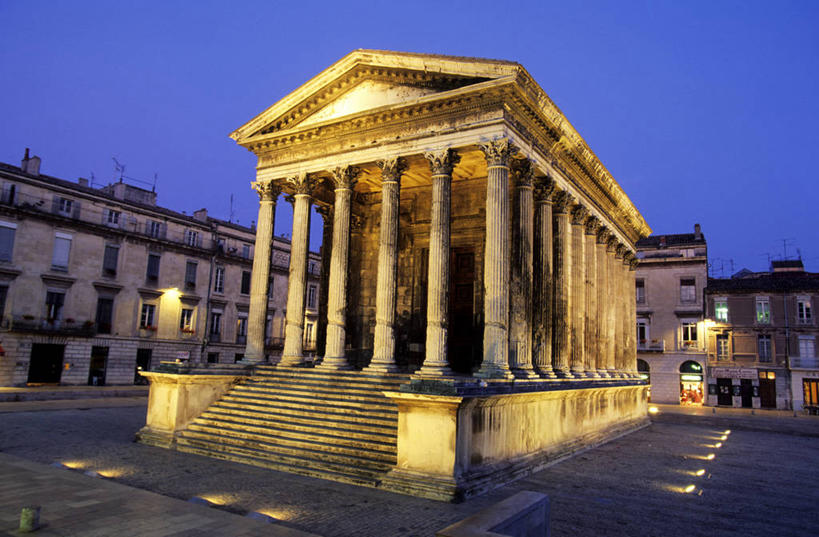 无人,博物馆,横图,室外,夜晚,仰视,旅游,度假,名胜古迹,标志建筑,地标,建筑,路灯,照明,法国,欧洲,一排,阴影,研究,遗迹,整齐,光线,影子,柱子,灯光,教育,古迹,文物,娱乐,建设,古建筑,灯,排列,蓝色,蓝天,天空,天,享受,休闲,旅游胜地,放松,展览,照亮,照明设备,西欧,队列,欣赏,法兰西,陈列,古文明,法兰西共和国,尼姆,法兰西第五共和国,加尔省,朗格多克.鲁西永,典藏,朗格多克.鲁西永大区,彩图,低角度拍摄