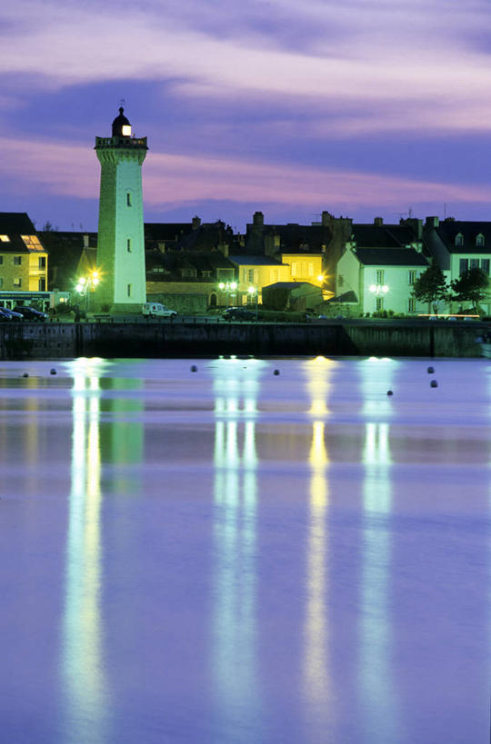 无人,家,码头,竖图,室外,白天,正面,度假,海浪,海洋,美景,日落,城市风光,城市,道路,港口,路灯,照明,法国,欧洲,阴影,光线,信息,影子,房屋,屋子,景观,浪花,晚霞,霞光,落日,灯光,灯塔,交通,方向,娱乐,楼房,住宅,灯,倒影,海水,黄昏,享受,休闲,景色,彩霞,放松,引导,指引,照亮,倒映,照明设备,布列塔尼,西欧,法兰西,海景,法兰西共和国,法兰西第五共和国,航标,夕照,反照,薄暮,菲尼斯泰尔省,布列塔尼地区,非尼斯泰尔省,大海,风浪,海,海水的波动,近岸浪,涌浪,夕阳,彩图,傍晚,房子,摆渡口,埠头,渡口,渡头,港湾,海港,货运码头,口岸,商港,罗斯科夫,导航,斜阳