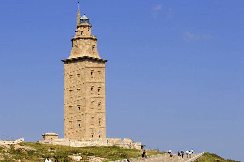 西方人,站,走,横图,室外,白天,正面,旅游,度假,草地,草坪,植物,窗户,标志建筑,道路,地标,建筑,西班牙,欧洲,欧洲人,行人,游客,游人,阴影,服装,光线,信息,影子,灯塔,交通,许多人,注视,休闲装,方向,娱乐,建设,路人,旅客,玻璃窗,草,衣服,蓝色,绿色,蓝天,天空,阳光,天,观察,看,站着,一群人,享受,休闲,休闲服,旅游胜地,放松,服饰,晴朗,观看,引导,指引,察看,关注,南欧,万里无云,省会,西班牙王国,航标,加利西亚,加利西亚自治区,拉科鲁尼亚,过客,拉科鲁尼亚省,男人,男性,年轻男性,年轻女性,女人,女性,白种人,晴空,晴空万里,步行,散步,站立,走路,半身,彩图,导航,埃库莱斯塔