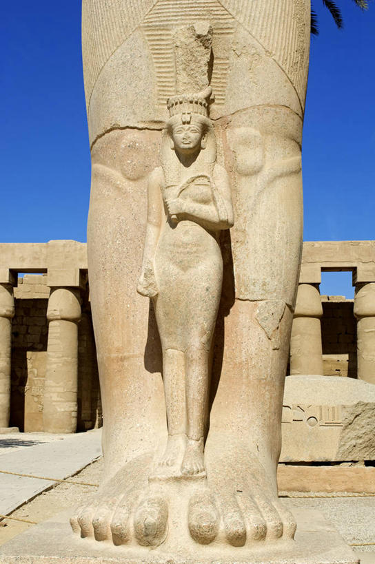 无人,两个人,栏杆,竖图,室外,白天,正面,旅游,度假,名胜古迹,标志建筑,地标,建筑,雕塑,非洲,埃及,阴影,遗迹,艺术,装饰,光线,雕刻,雕像,影子,墙,围栏,神庙,光脚,古迹,文物,娱乐,建设,古建筑,护栏,石雕,墙壁,墙面,蓝色,蓝天,天空,阳光,工艺品,天,享受,休闲,赤脚,旅游胜地,放松,晴朗,纪念,美术,主题,陈列,古文明,万里无云,阿拉伯埃及共和国,金字塔之国,棉花之国,功能,美学,卡尔纳克神庙,卡纳克神庙,阿非利加洲,底比斯,百门之都,上埃及,男人,男性,年轻男性,晴空,晴空万里,半身,彩图