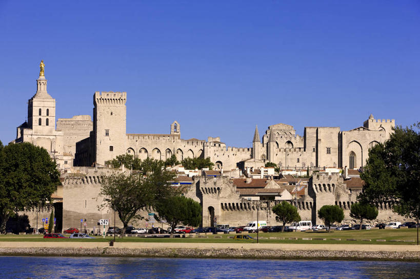 无人,宫殿,横图,室外,白天,正面,旅游,度假,草地,草坪,河流,树林,水,植物,标志建筑,地标,建筑,法国,欧洲,阴影,波纹,光线,影子,河水,水流,涟漪,娱乐,建设,草,树,树木,蓝色,绿色,蓝天,水纹,天空,阳光,自然,波浪,天,享受,休闲,旅游胜地,放松,生长,晴朗,成长,哥特式,宫廷,西欧,沃克吕兹省,法兰西,阿维尼翁,万里无云,法兰西共和国,水晕,法兰西第五共和国,王宫,普罗旺斯.阿尔卑斯.蓝色海岸,普罗旺斯.阿尔卑斯.蓝色海岸大区,教皇宫,晴空,晴空万里,彩图,皇宫