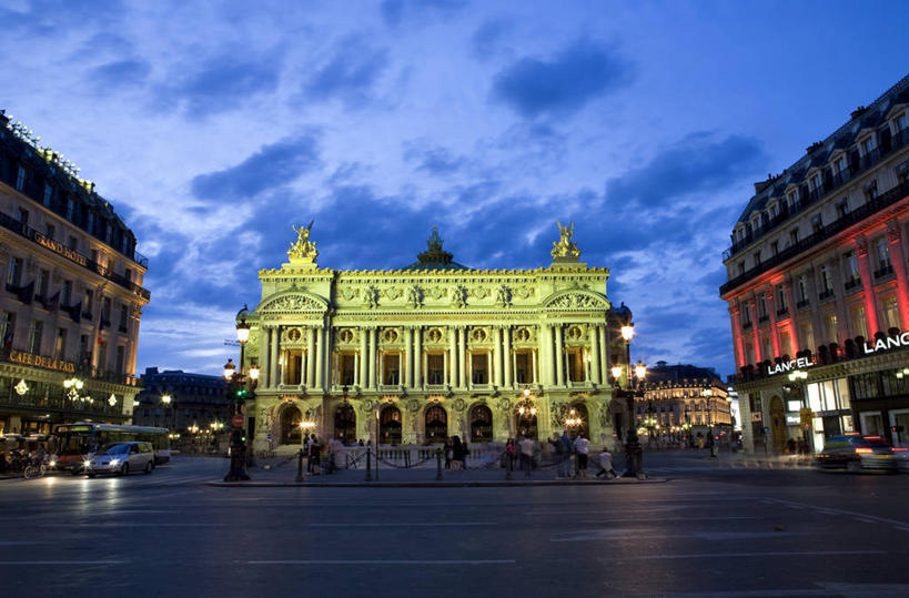 西方人,站,走,横图,室外,白天,正面,旅游,度假,日落,窗户,标志建筑,地标,建筑,剧院,路灯,汽车,照明,法国,巴黎,欧洲,欧洲人,一排,许多,行人,游客,游人,服装,整齐,并列,并排,晚霞,霞光,落日,灯光,歌剧院,首都,很多,许多人,注视,休闲装,娱乐,建设,路人,旅客,玻璃窗,车,灯,排列,衣服,黄昏,灯具,交通工具,轿车,观察,看,站着,一群人,享受,休闲,休闲服,旅游胜地,彩霞,放松,服饰,观看,照亮,察看,照明设备,西欧,队列,关注,法兰西,载具,平行,前照灯,前大灯,法兰西共和国,车前灯,法兰西第五共和国,法兰西岛,夕照,薄暮,巴黎歌剧院,法兰西岛大区,加尼叶歌剧院,过客,男人,男性,年轻男性,年轻女性,女人,女性,白种人,夕阳,步行,散步,站立,走路,半身,彩图,傍晚,剧场,巴黎省,巴黎市,斜阳