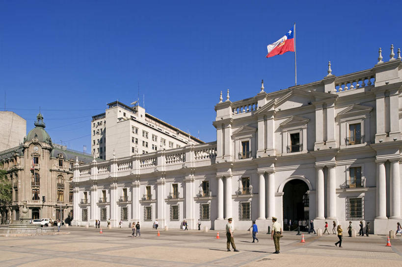 西方人,站,走,横图,室外,白天,侧面,度假,美景,窗户,城市风光,城市,旗帜,国旗,欧洲,智利,欧洲人,一排,行人,游客,游人,阴影,服装,整齐,并列,并排,光线,影子,景观,首都,许多人,注视,休闲装,娱乐,路人,旅客,玻璃窗,排列,衣服,蓝色,蓝天,天空,阳光,天,观察,看,站着,一群人,享受,休闲,休闲服,景色,南美,放松,服饰,晴朗,观看,察看,南美洲,拉丁美洲,队列,关注,美洲,平行,圣地亚哥,总统府,万里无云,亚美利加洲,南亚美利加洲,智利共和国,过客,男人,男性,年轻男性,年轻女性,女人,女性,白种人,旗,晴空,晴空万里,步行,散步,站立,走路,彩图,全身,拉莫内达宫,智利国旗,孤星旗