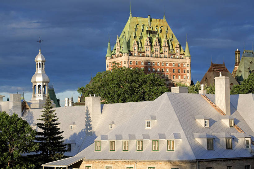 无人,宾馆,教堂,横图,室外,白天,正面,旅游,度假,植物,窗户,标志建筑,地标,建筑,酒店,加拿大,节日,时间,时钟,乌云,云,阴天,云朵,计时,云彩,文化,娱乐,建设,玻璃窗,树,树木,绿色,天空,自然,钟表,天,祈祷,享受,休闲,健康,表,旅游胜地,放松,许愿,宗教,信仰,生长,成长,纪念,祈求,旅社,北美,北美洲,昏暗,阴沉,美洲,信念,省会,北亚美利加洲,亚美利加洲,塔钟,魁北克,魁北克城,魁北克省,魁北克市,平安,钟,彩图,大教堂,客店,客栈,礼拜堂,旅店,旅馆,古壁省,魁省,商旅