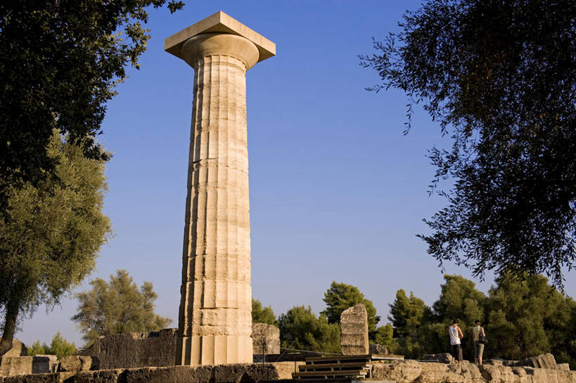 西方人,两个人,站,横图,室外,白天,旅游,度假,名胜古迹,树林,植物,楼梯,标志建筑,地标,建筑,希腊,欧洲,欧洲人,阴影,服装,遗迹,高大,光线,影子,柱子,阶梯,宏伟,注视,休闲装,古迹,文物,娱乐,建设,古建筑,台阶,树,树木,背面,衣服,蓝色,绿色,蓝天,天空,阳光,自然,天,观察,看,站着,享受,休闲,休闲服,旅游胜地,放松,服饰,生长,晴朗,成长,观看,察看,关注,古文明,希腊共和国,万里无云,伯罗奔尼撒,伯罗奔尼撒半岛,高峻,嵬峨,男人,男性,年轻男性,白种人,晴空,晴空万里,站立,彩图,全身,奥林波斯山,奥林匹亚遗址,古奥林匹亚遗址,宙斯神庙