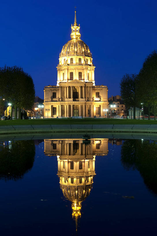 无人,家,竖图,室外,夜晚,正面,旅游,度假,草地,草坪,河流,树林,水,植物,标志建筑,地标,建筑,法国,巴黎,欧洲,阴影,光线,影子,房屋,屋顶,屋子,河水,水流,灯光,首都,顶棚,娱乐,建设,楼房,住宅,草,树,树木,蓝色,绿色,倒影,蓝天,天空,自然,天,享受,休闲,旅游胜地,放松,生长,成长,倒映,西欧,法兰西,法兰西共和国,荣军院,荣民院,法兰西第五共和国,法兰西岛,反照,法兰西岛大区,巴黎残老军人院,荣誉军人院,彩图,房子,巴黎荣军院,巴黎省,巴黎市