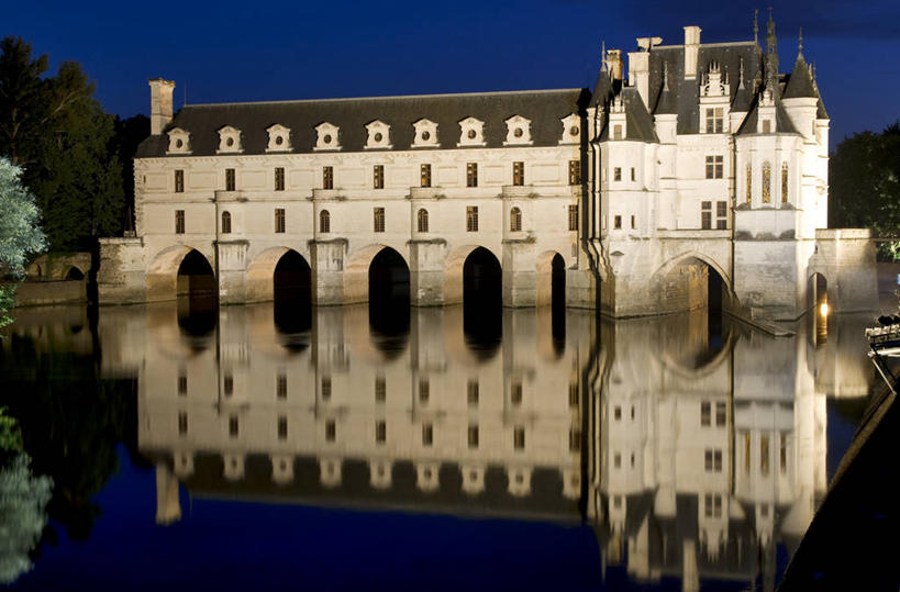 无人,横图,室外,白天,正面,旅游,度假,河流,名胜古迹,水,植物,窗户,标志建筑,地标,建筑,法国,欧洲,一排,阴影,遗迹,整齐,并列,并排,光线,影子,堡垒,城堡,河水,水流,灯光,古迹,文物,娱乐,建设,古建筑,玻璃窗,树,树木,排列,蓝色,绿色,倒影,蓝天,天空,自然,天,享受,休闲,旅游胜地,放松,生长,成长,倒映,西欧,要塞,队列,法兰西,平行,古文明,法兰西共和国,法兰西第五共和国,反照,设防,安德尔.卢瓦尔省,中央大区,昂布瓦斯,舍农索城堡,雪侬梭城堡,彩图