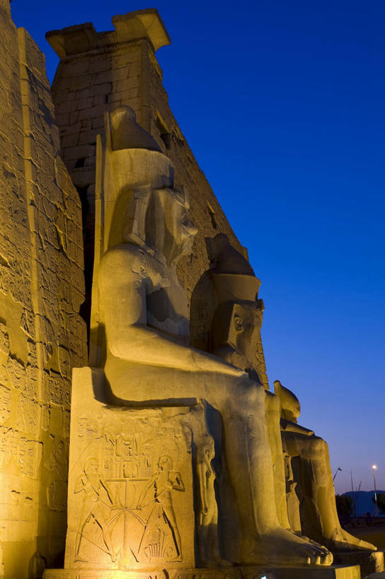 无人,坐,竖图,室外,夜晚,正面,旅游,度假,名胜古迹,地标,雕塑,非洲,埃及,阴影,遗迹,艺术,装饰,光线,雕刻,雕像,影子,灯光,神庙,古迹,历史,文物,娱乐,古建筑,蓝色,蓝天,天空,工艺品,天,享受,休闲,旅游胜地,放松,搭,纪念,美术,神殿,法老,搭着,主题,陈列,古文明,卢克索神庙,路克索神殿,鲁克索神殿,古代七大奇迹,阿拉伯埃及共和国,金字塔之国,棉花之国,功能,美学,阿非利加洲,坐着,彩图,标志性建筑