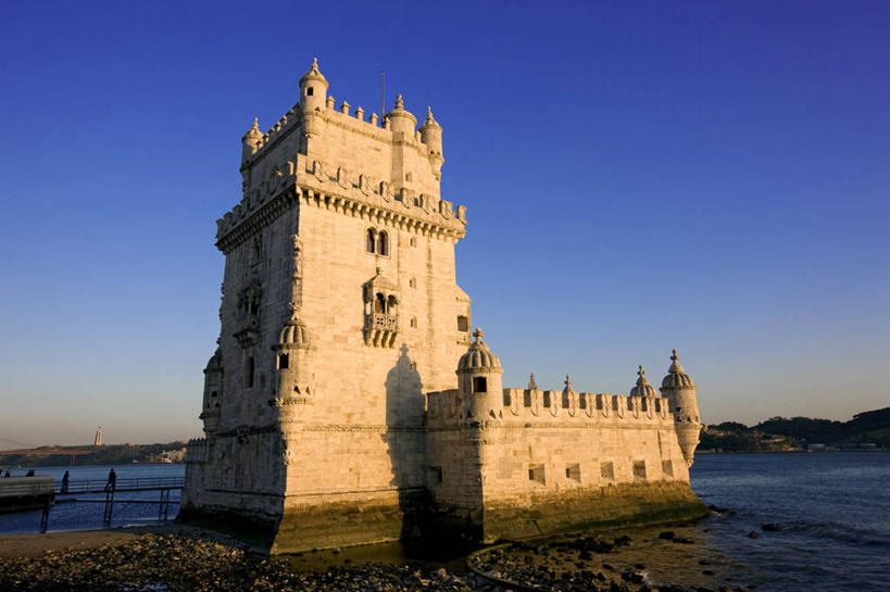 无人,横图,室外,白天,正面,旅游,度假,海浪,海洋,礁石,石头,沙滩,山,山脉,标志建筑,地标,建筑,葡萄牙,欧洲,阴影,光线,沙子,石子,影子,堡垒,城堡,墙,海岸,浪花,山峰,沙地,山峦,首都,娱乐,建设,里斯本,墙壁,墙面,蓝色,蓝天,天空,阳光,海水,群山,天,享受,休闲,旅游胜地,放松,晴朗,要塞,南欧,海景,贝伦塔,万里无云,葡萄牙共和国,设防,大海,风浪,海,海水的波动,海滩,礁,近岸浪,石块,岩石,涌浪,晴空,晴空万里,彩图,贝伦区