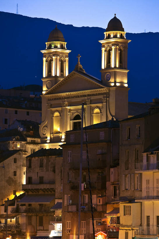 无人,家,教堂,竖图,室外,夜晚,正面,旅游,度假,美景,森林,山,山脉,树林,植物,城市风光,标志建筑,城市,地标,建筑,法国,欧洲,阴影,节日,光线,影子,房屋,屋子,景观,山峰,公寓,建筑群,灯光,山峦,文化,娱乐,建设,洋房,楼房,住宅,树,树木,蓝色,绿色,蓝天,天空,自然,群山,天,祈祷,享受,休闲,健康,景色,放松,许愿,宗教,信仰,生长,成长,纪念,祈求,科西嘉,科西嘉岛,西欧,法兰西,信念,法兰西共和国,法兰西第五共和国,巴斯蒂亚,科西嘉大区,平安,彩图,房子,大教堂,礼拜堂