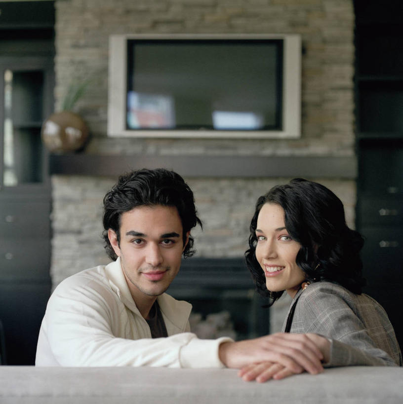 西方人,两个人,客厅,握手,竖图,室内,白天,侧面,植物,门,沙发,电视,欧洲,欧洲人,阴影,服装,光线,盆栽,影子,盆景,注视,休闲装,相视,衣服,绿色,自然,门框,观察,看,休闲,面对面,休闲服,服饰,生长,成长,观看,对视,察看,起居室,关注,彩电,相对,布艺沙发,相看,彩色电视机,显像管屏,显像管屏幕,客堂,男人,男性,年轻男性,年轻女性,女人,女性,白种人,电视机,搀手,拉手,手搀手,手拉手,手牵手,手握手,半身,彩图