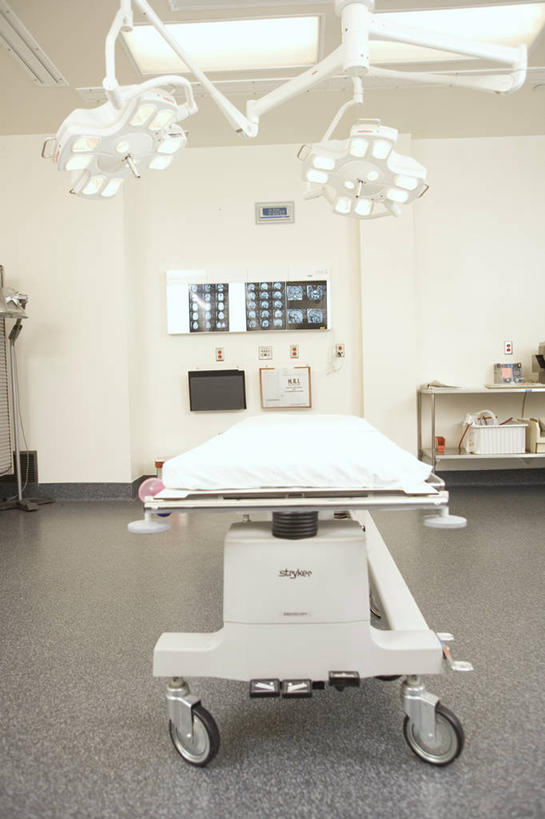 无人,医院,竖图,x光片,室内,白天,正面,天花板,照明,检查,辐射,科学,医学,瓷砖,地砖,屋顶,灯光,地面,顶棚,吊灯,灯,灯具,观察,灯箱,照亮,医疗,医疗设备,手术室,科学技术,x射线,照明设备,医疗器械,x光,手术台,医疗机构,看片灯箱,彩图,病院,诊所,电磁波,电磁辐射