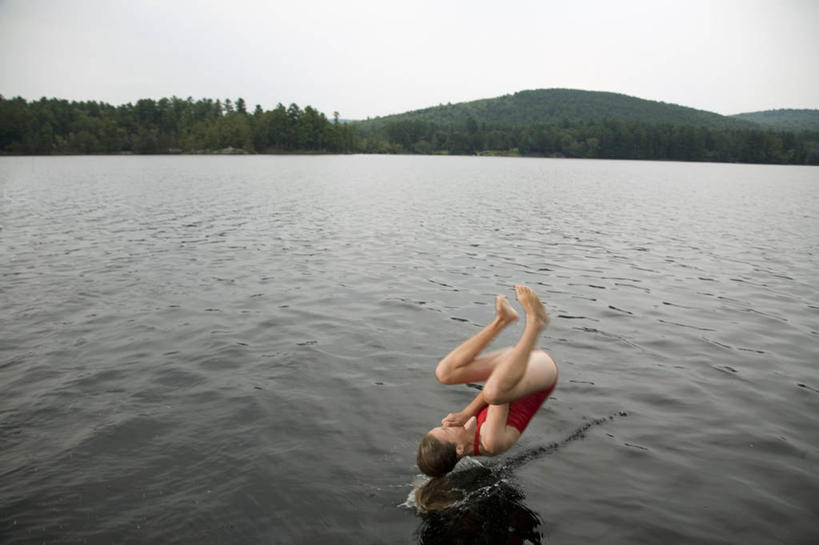 西方人,儿童,一个人,跳,横图,室外,白天,侧面,泳装,旅游,度假,纯洁,湖,湖泊,美景,水,植物,欧洲,欧洲人,仅一个女性,仅一个人,飞溅,溅,液体,湖面,景观,水滴,水流,水面,半空,娱乐,水珠,树,树木,小孩,绿色,倒影,自然,湖水,观察,仅一个小孩,享受,休闲,景色,放松,童年,童趣,翻滚,生长,成长,察看,倒映,喷洒,自然风光,童真,烂漫,无邪,连体泳衣,翻腾,反照,天真,女孩,女人,女性,白种人,孩子,跳跃,彩图,全身,泳衣,女生