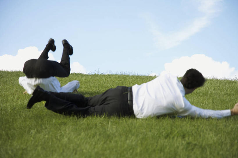 西方人,两个人,商务人士,商务男性,躺,横图,室外,白天,衬衫,草地,草坪,植物,欧洲,欧洲人,撑,阴影,套装,光线,影子,云,云朵,云彩,注视,草,背面,蓝色,绿色,白云,蓝天,天空,阳光,天,观察,看,趴着,晴朗,翻跟斗,观看,察看,撑着,颠倒,倒置,关注,商务装,工薪阶层,卧着,男人,男性,中年男性,白种人,白领,上班族,晴空,趴,躺着,卧,彩图,全身,衬衣