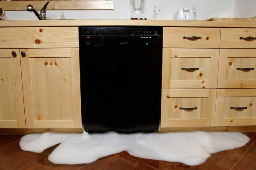 无人,横图,室内,白天,正面,厨房,地板,柜子,抽屉,电器,泡沫,水龙头,墙,地面,储物柜,厨房用品,开关,木地板,墙壁,墙面,白色,泡泡,打开,流动,阀门,家电,家用电器,洗碗机,开启,储存,意外,溢出,水咀,储备,蕴藏,贮备,洗涤剂,清洗,洗涤,彩图,灶间,贮存