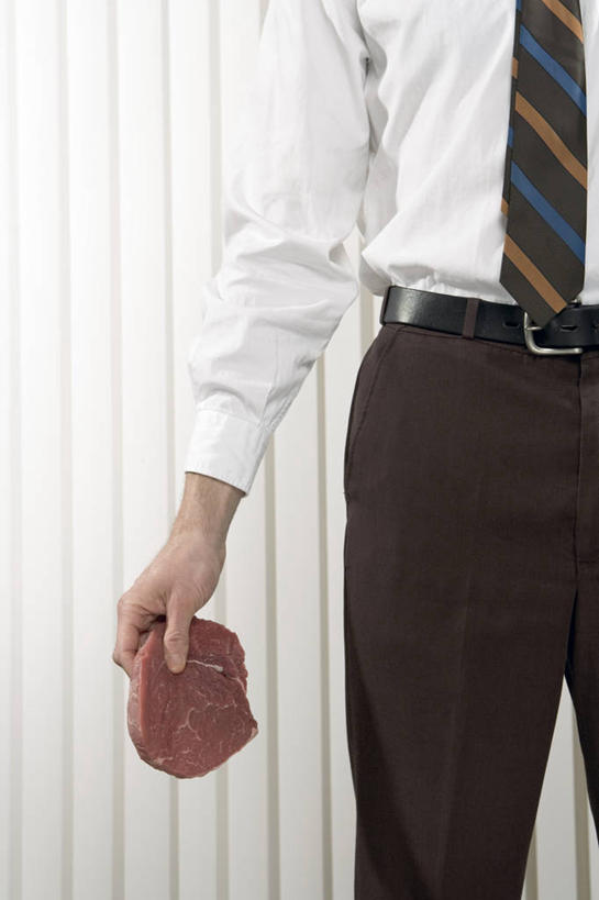 西方人,手,一个人,商务人士,商务男性,办公室,站,竖图,室内,特写,白天,正面,衬衫,欧洲,欧洲人,仅一个男性,仅一个人,握,套装,墙,肉,牛肉,领带,拿,拿着,注视,肉类,墙壁,墙面,仅一个年轻男性,一个,红色,观察,看,站着,手部,握着,单个,观看,察看,关注,商务装,肉食,工薪阶层,男人,男性,年轻男性,白种人,白领,上班族,站立,半身,彩图,衬衣