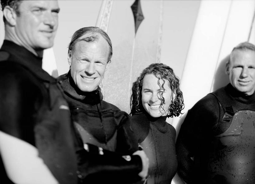 西方人,四个人,救生员,站,笑,微笑,露齿笑,横图,黑白,室外,白天,正面,运动服,欧洲,欧洲人,一排,阴影,服装,整齐,光线,影子,墙,墙壁,墙面,排列,衣服,黑色,阳光,站着,紧身,服饰,衣着,穿着,队列,衣饰,男人,男性,女人,女性,中年男性,中年女性,白种人,站立,半身,运动装