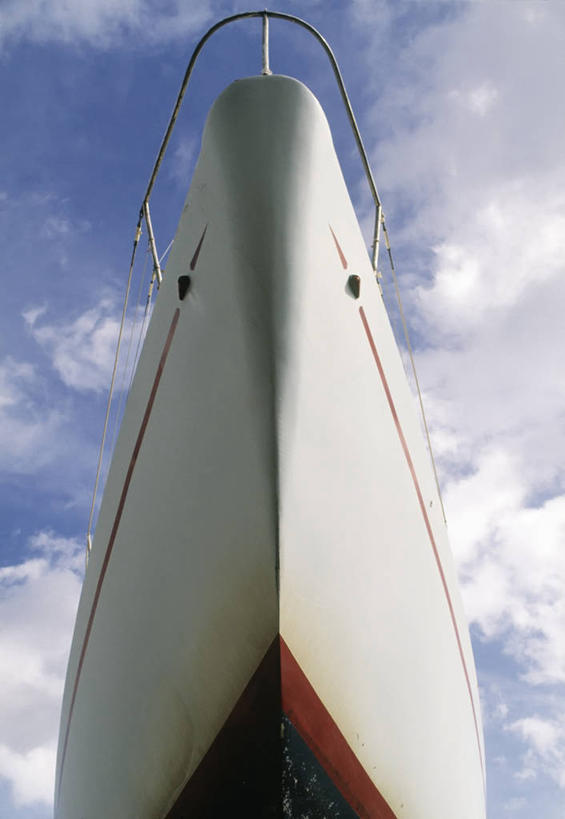 无人,竖图,室外,特写,白天,仰视,轮船,船,阴影,光线,影子,云,云朵,云彩,蓝色,白云,蓝天,天空,阳光,交通工具,天,晴朗,载具,晴空,彩图,低角度拍摄