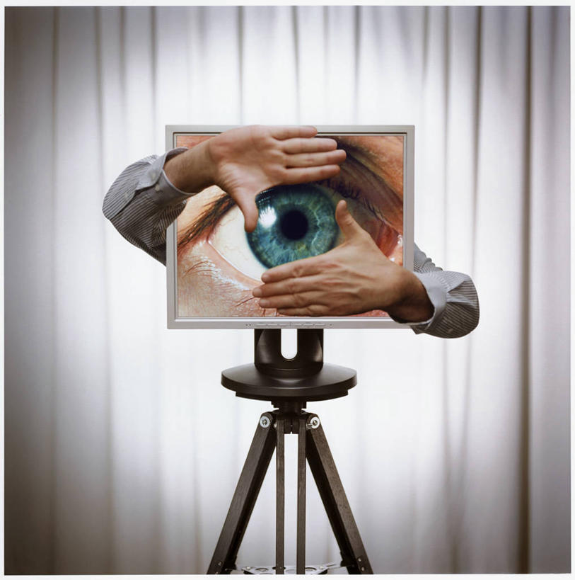 西方人,眼睛,眉毛,睫毛,手,一个人,魔术师,摸,竖图,室内,白天,正面,衬衫,窗帘,欧洲,欧洲人,双手,瞳孔,仅一个男性,仅一个人,仅一个中年男性,抚摸,阴影,朦胧,模糊,装饰,光线,影子,一个,白色,帘子,手部,遮阳,眼部,单个,华丽,支撑,修饰,点缀,魔术,变戏法,三脚架,衬托,美观,雅致,雅观,支持,男人,男性,中年男性,白种人,睫,眉,眼,眼睫毛,眼眉,魔术大师,触摸,接触,半身,彩图,衬衣,眼眉毛