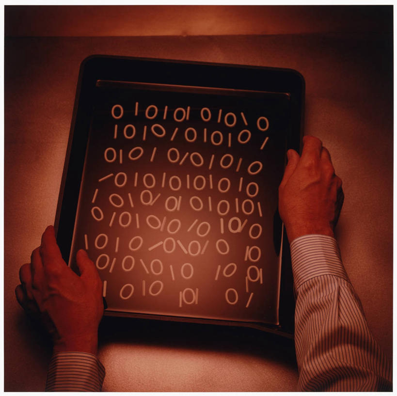 西方人,手,一个人,横图,俯视,室内,特写,白天,衬衫,桌子,欧洲,欧洲人,双手,仅一个男性,仅一个人,仅一个中年男性,一排,握,阴影,朦胧,模糊,整齐,光线,标志,数字,文字,影子,字符,标识,书桌,排列,课桌,手部,握着,密码,阿拉伯数字,队列,男人,男性,中年男性,白种人,半身,彩图,高角度拍摄,衬衣