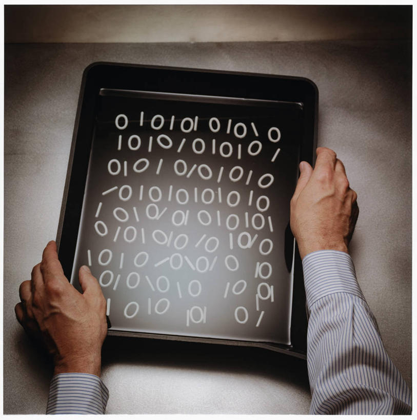 西方人,手,一个人,竖图,俯视,室内,特写,白天,衬衫,桌子,欧洲,欧洲人,双手,仅一个男性,仅一个人,仅一个中年男性,一排,握,阴影,朦胧,模糊,整齐,光线,标志,数字,文字,影子,字符,标识,书桌,排列,课桌,手部,握着,密码,阿拉伯数字,队列,男人,男性,中年男性,白种人,半身,彩图,高角度拍摄,衬衣