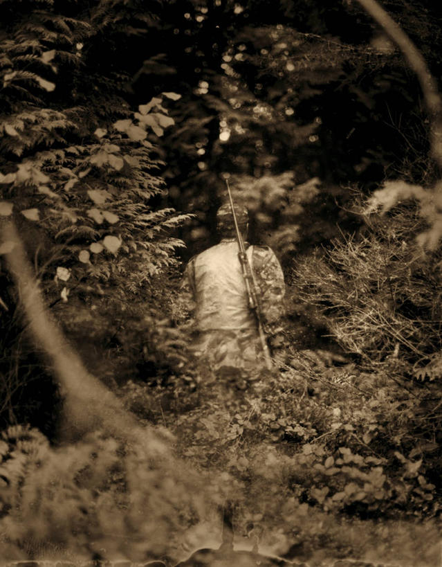 西方人,背,一个人,站,竖图,室内,白天,草地,草坪,植物,欧洲,欧洲人,仅一个男性,仅一个人,士兵,服装,朦胧,模糊,枪支,休闲装,草,树,树木,仅一个年轻男性,一个,背面,衣服,绿色,自然,背着,站着,休闲,休闲服,服饰,生长,单个,成长,背负,兵士,枪枝,男人,男性,年轻男性,白种人,站立,半身,彩图