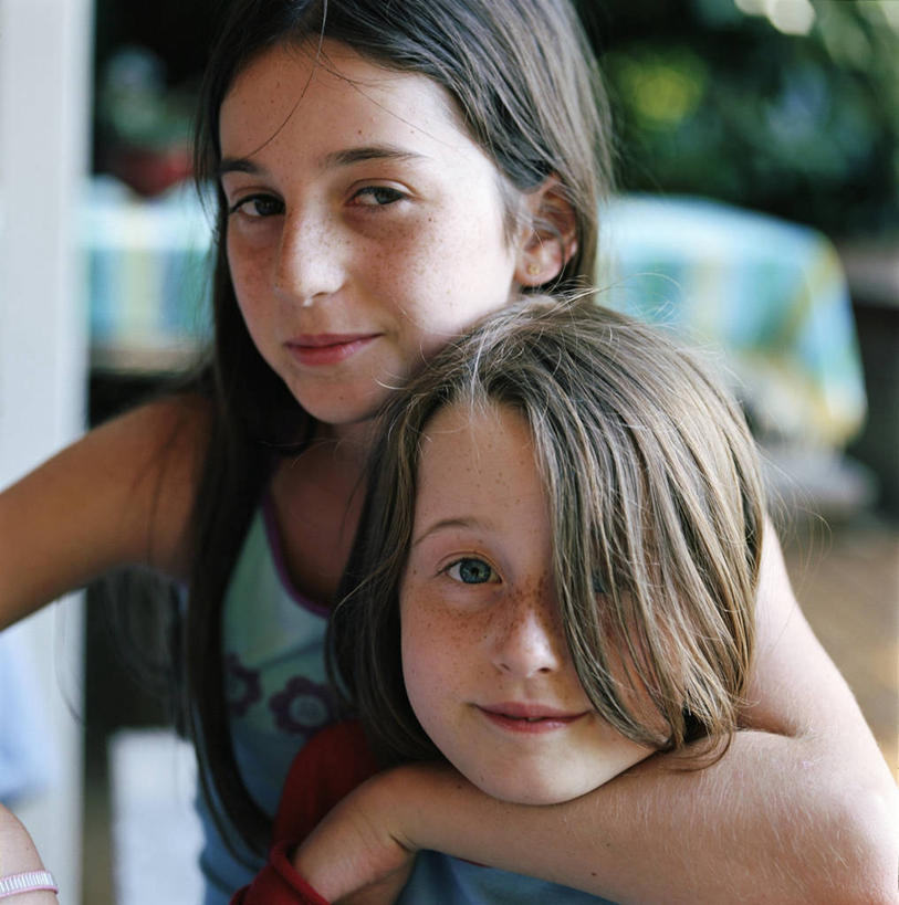 西方人,儿童,脸,头,脸颊,头发,两个人,抱,笑,微笑,竖图,室内,特写,白天,正面,纯洁,欧洲,欧洲人,阴影,光线,影子,小孩,阳光,金色,可爱,童年,童趣,抱着,搂着,童真,烂漫,无邪,姊妹,天真,女孩,女人,女性,白种人,头部,长发,脸部,脸蛋,面部,怀抱,搂,搂抱,相抱,拥抱,半身,彩图,女生