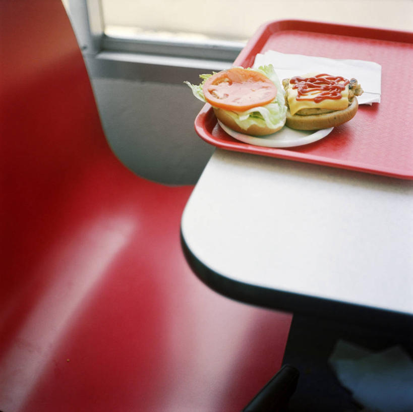 点心,面包,奶酪,无人,横图,俯视,室内,特写,白天,烹饪,西餐,餐桌,桌面,桌子,火车,蔬菜,西红柿,餐具,椅子,新鲜,木制,碟子,盘,塑料,生菜,莴苣,干酪,汉堡,起司,料理,食品,面点,芝士,营养,菜肴,美食,车,食物,糕点,一个,盘子,木制品,塑料制品,碟,交通工具,快餐,乳酪,西式,佳肴,有机食品,绿色食品,单个,餐台,乳制品,载具,发酵,西式快餐,垃圾食品,春菜,鹅仔菜,莴仔菜,千金菜,叶用莴苣,番茄,彩图,高角度拍摄