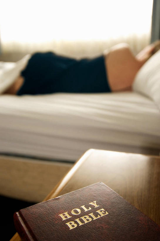 西方人,一个人,躺,睡,竖图,室内,白天,裙子,床,靠垫,卧室,欧洲,欧洲人,仅一个女性,仅一个人,一本,连衣裙,节日,朦胧,模糊,英文,标志,文字,字符,字母,双人床,床单,靠枕,圣经,文化,被子,标识,背面,黑色,垫子,枕头,祈祷,仅一个中年女性,健康,许愿,宗教,信仰,纪念,英文字母,祈求,被单,基督教,天主教,卧着,平安,女人,女性,中年女性,白种人,困,困觉,寝息,睡觉,躺着,卧,半身,彩图,睡房,卧房