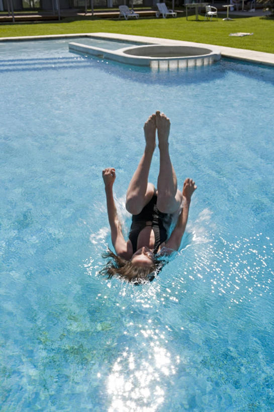 西方人,一个人,游泳池,跳,闭眼,竖图,俯视,室外,白天,泳装,草地,草坪,水,植物,欧洲,欧洲人,仅一个年轻女性,仅一个女性,仅一个人,阴影,朦胧,模糊,光线,影子,水池,水面,泳池,草,绿色,倒影,阳光,翻滚,波光粼粼,倒映,连体泳衣,翻腾,反照,年轻女性,女人,女性,白种人,闭眼睛,闭着眼,闭着眼睛,跳跃,彩图,高角度拍摄,全身,泳衣
