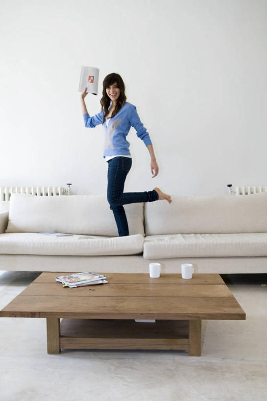 西方人,头发,一个人,站,跳,举,竖图,室内,白天,侧面,阅读,沙发,桌子,杂志,杯子,欧洲,欧洲人,仅一个年轻女性,仅一个女性,仅一个人,握,学习,阴影,服装,光线,木制,瓷器,影子,墙,咖啡杯,陶瓷制品,拿,茶几,拿着,休闲装,墙壁,墙面,两个,衣服,白色,黑色,木制品,看,托,站着,休闲,休闲服,读书,浏览,握着,服饰,瓷杯,暖气,布艺沙发,年轻女性,女人,女性,白种人,长发,举起,举手,举着,跳跃,向上举,向上伸,向上托,站立,彩图,全身