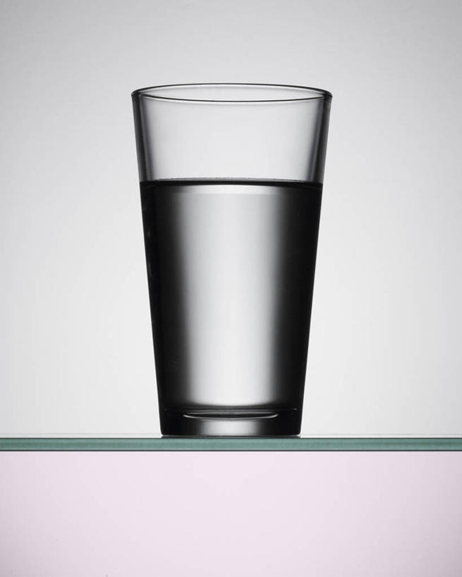 无人,竖图,俯视,室内,特写,白天,白色背景,水,桌子,杯子,玻璃,液体,茶几,饮用水,玻璃制品,一个,水杯,矿泉水,摄影,影棚,单个,蒸馏水,玻璃杯,彩图,高角度拍摄,影棚拍摄,拍摄