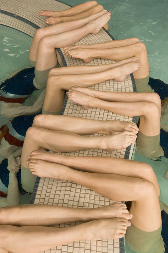 花样游泳,游泳,西方人,腿部,脚,脚趾,脚趾甲,腿,伙伴,朋友,体育馆,游泳池,躺,竖图,俯视,室内,白天,泳装,友谊,合作,团队,水,欧洲,欧洲人,一排,倒立,整齐,并列,并排,水池,水面,许多人,训练,泳池,排列,一群人,战略,游泳馆,队列,平行,连体泳衣,联合,合谋,泅水,拍浮,卧着,配合,协作,年轻女性,女人,女性,白种人,脚指甲,躺着,卧,半身,彩图,高角度拍摄,泳衣