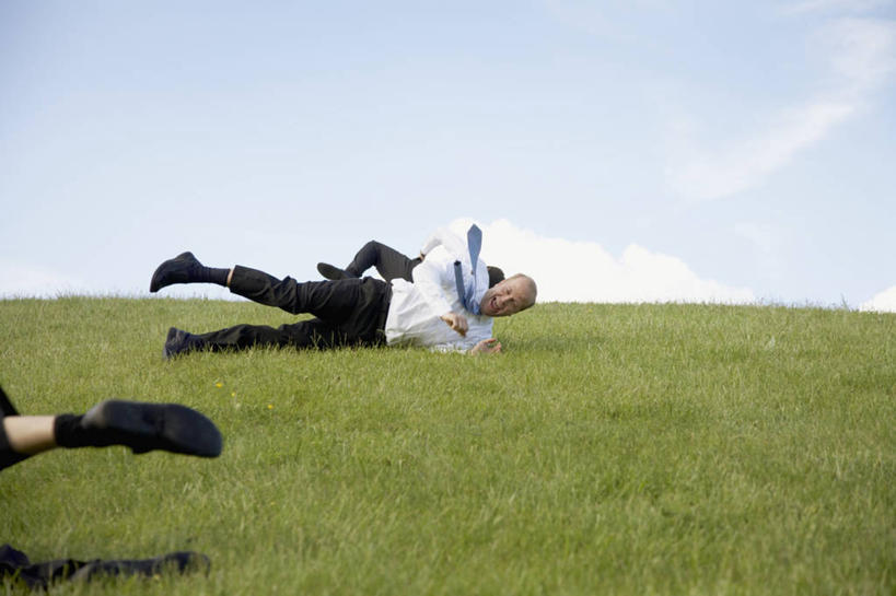 西方人,三个人,商务人士,商务男性,笑,微笑,露齿笑,横图,室外,白天,正面,衬衫,游戏,草地,草坪,植物,欧洲,欧洲人,阴影,套装,光线,影子,云,云朵,领带,玩,云彩,注视,娱乐,草,蓝色,绿色,白云,蓝天,天空,阳光,天,观察,看,休闲,翻滚,晴朗,观看,活动,察看,发泄,关注,消遣,智力,商务装,工薪阶层,宣泄,翻腾,男人,男性,中年男性,白种人,白领,上班族,晴空,玩耍,嬉戏,彩图,全身,衬衣