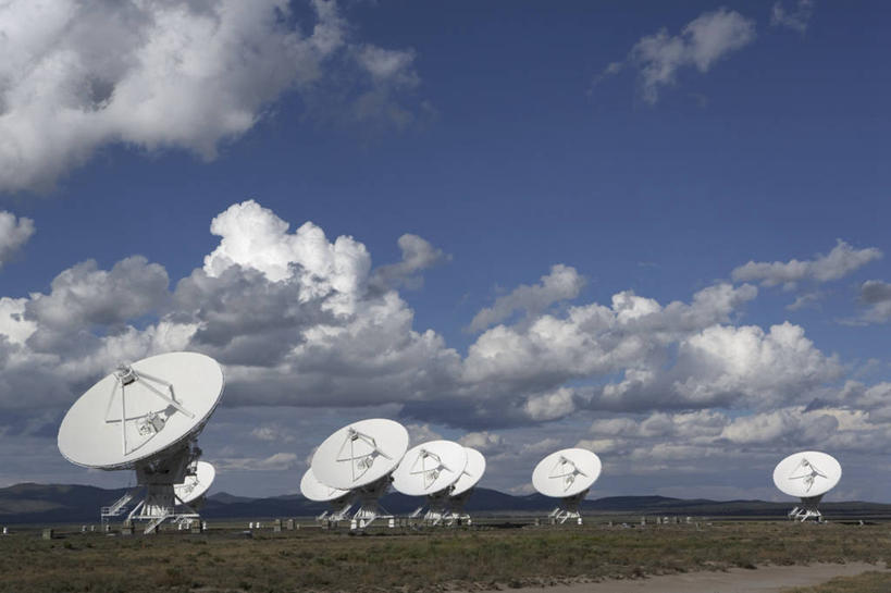 无人,竖图,室外,白天,正面,通讯,天线,雷达,卫星,草地,草坪,植物,阴影,光线,影子,地平线,云,云朵,辽阔,地面,云彩,草,蓝色,绿色,白云,蓝天,天空,阳光,天,广阔,通信,晴朗,一望无际,信号,无线电,电子设备,延伸,卫星天线,天地相交,卫星通信,卫星信号,无边无际,一马平川,传感器,晴空,彩图,电磁波