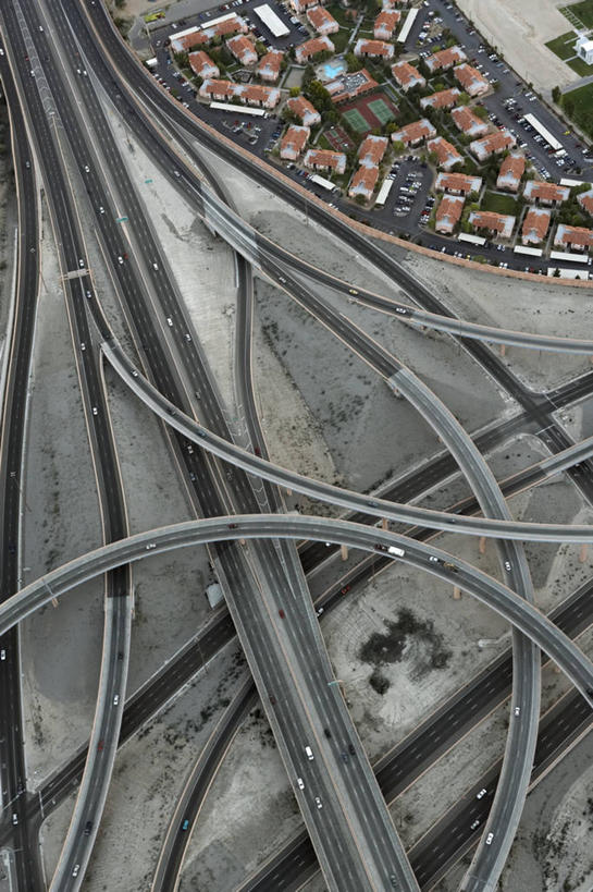 无人,家,竖图,俯视,航拍,室外,白天,度假,美景,植物,别墅,城市风光,城市,道路,立交桥,路,公路,汽车,美国,阴影,光线,影子,房屋,屋子,景观,高架,公寓,交通,娱乐,洋房,楼房,住宅,车,树,树木,绿色,阳光,自然,交通工具,轿车,享受,休闲,景色,放松,生长,成长,北美,北美洲,鸟瞰,载具,美洲,高架桥,新墨西哥,高架道路,跨线桥,新墨西哥州,北亚美利加洲,亚美利加洲,迷人之地,迷人之州,立体交叉桥,彩图,高角度拍摄,房子