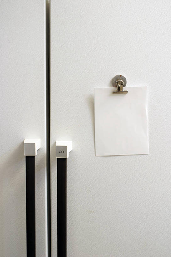 无人,竖图,室内,特写,白天,正面,门,静物,阴影,光线,电器,影子,纸,冰箱,办公用品,别针,冷冻,冷柜,文具,把手,门把手,冷藏柜,门框,冷藏,储藏,门把,办公设备,文具用品,家电,家用电器,文化工具,保鲜,拉手,彩图,安全别针